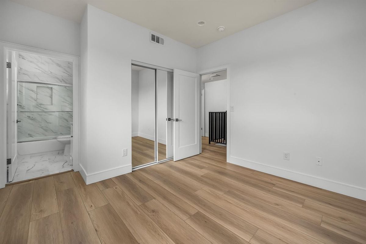 Building Photo - 4558 1/2 Saturn St