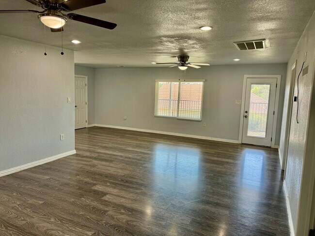 Building Photo - 2618 Creekview Dr
