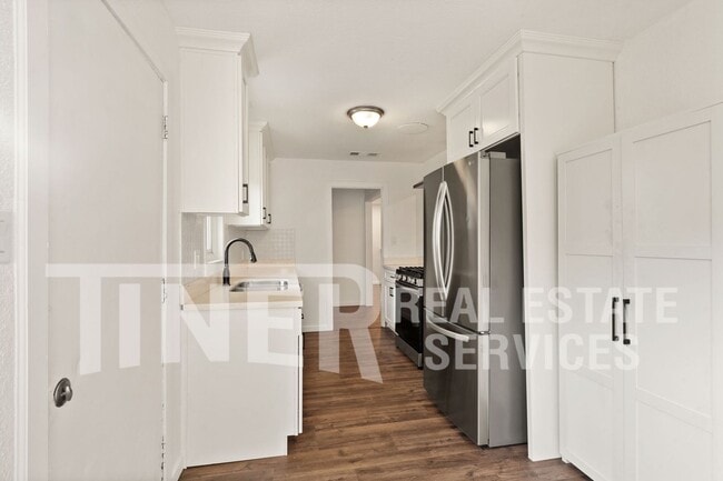 Building Photo - 2017 Buckeye Dr