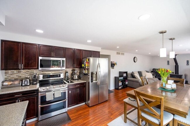 Building Photo - Amazing 3 Bedroom and 2 Full Bath Home For Rent in Greece Available Now.