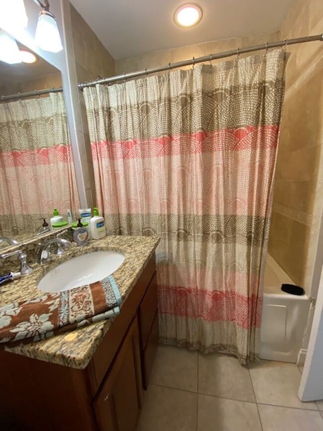 Building Photo - Three Bedroom 3.5 baths Townhouse for Rent...