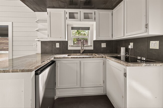 Building Photo - 717 W 30th St