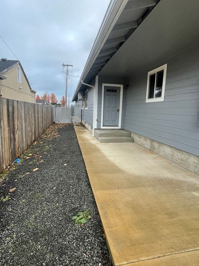 Building Photo - Convieniently located charming duplex with modern updates!