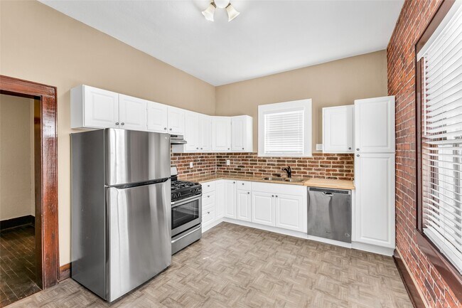 Building Photo - 3010 Avenue Q