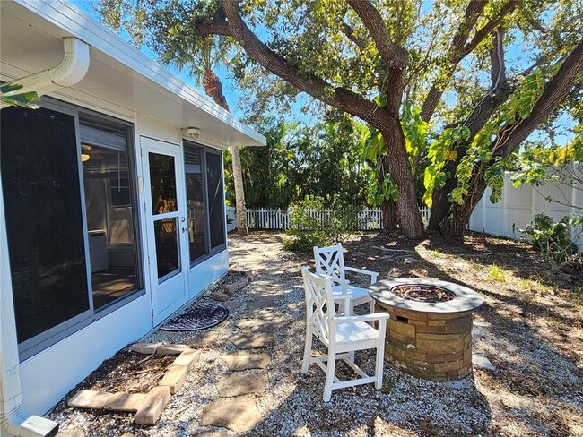 Building Photo - 272 Loyola Rd