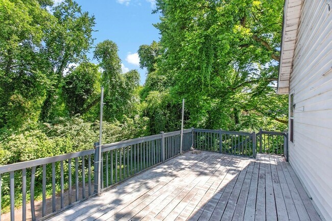 Building Photo - 3008 Lakeshore Dr