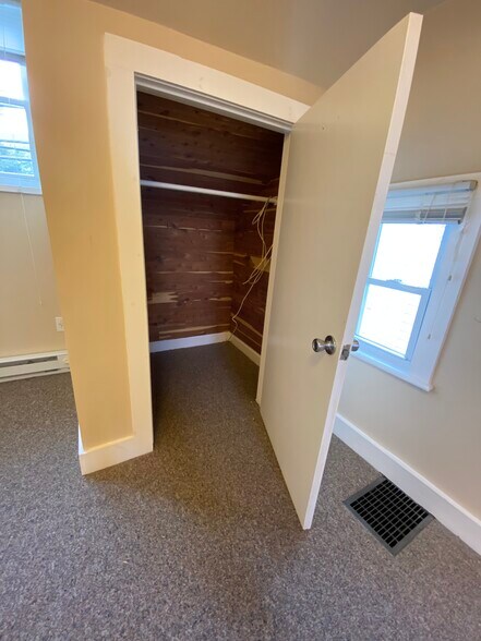 Building Photo - 261 Main St