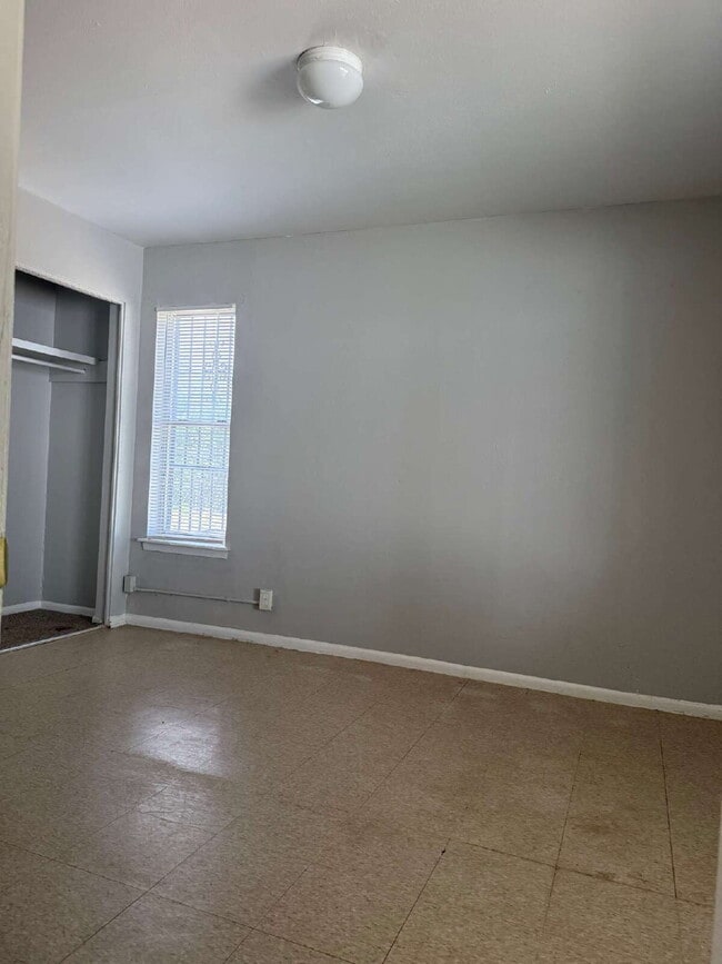 Building Photo - Affordable One Bed/One Bath in a Duplex