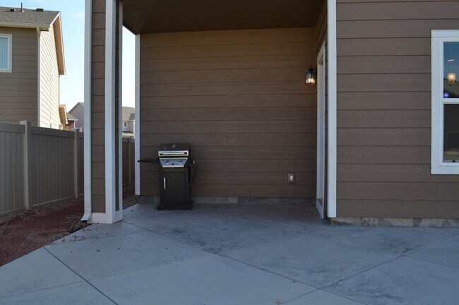 Building Photo - Beautiful Bedroom in Forest Meadows!