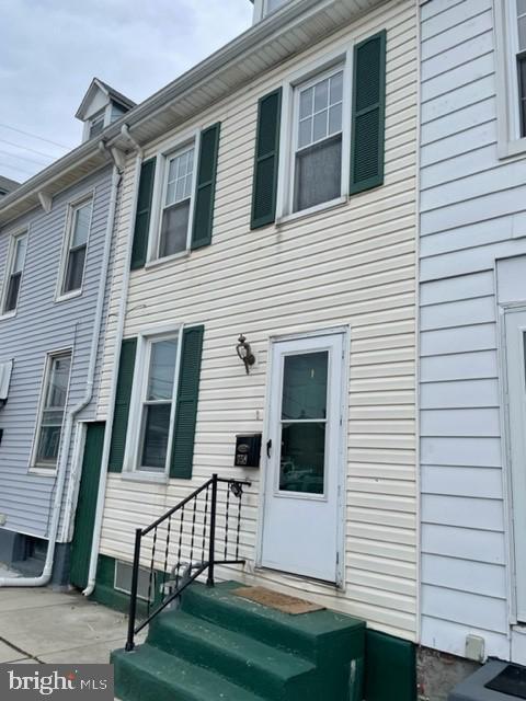 Primary Photo - 758 Wallace St
