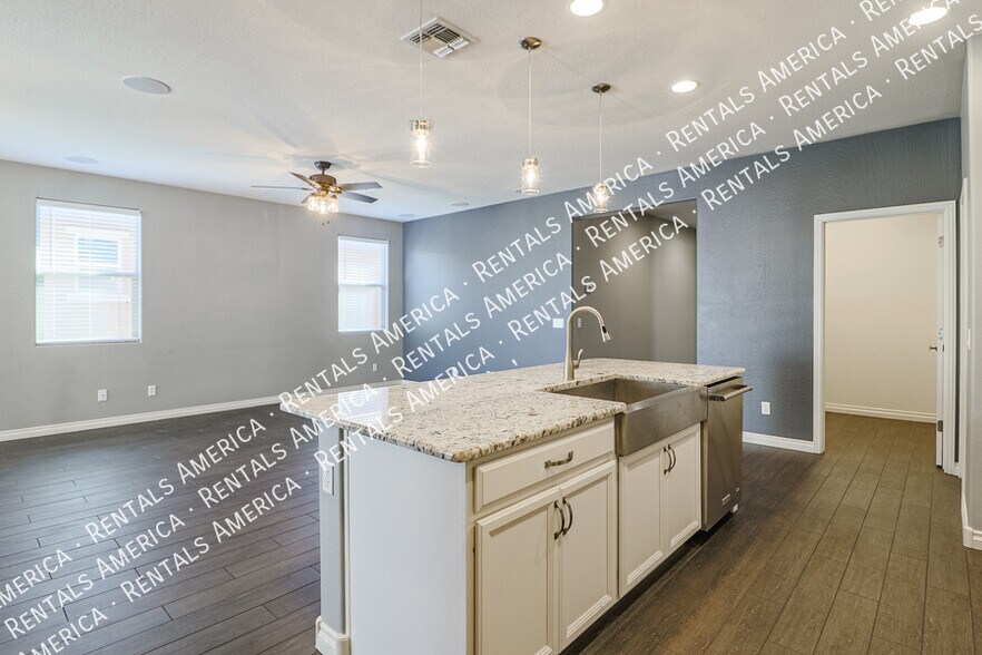 Building Photo - 10910 E Calypso Ave