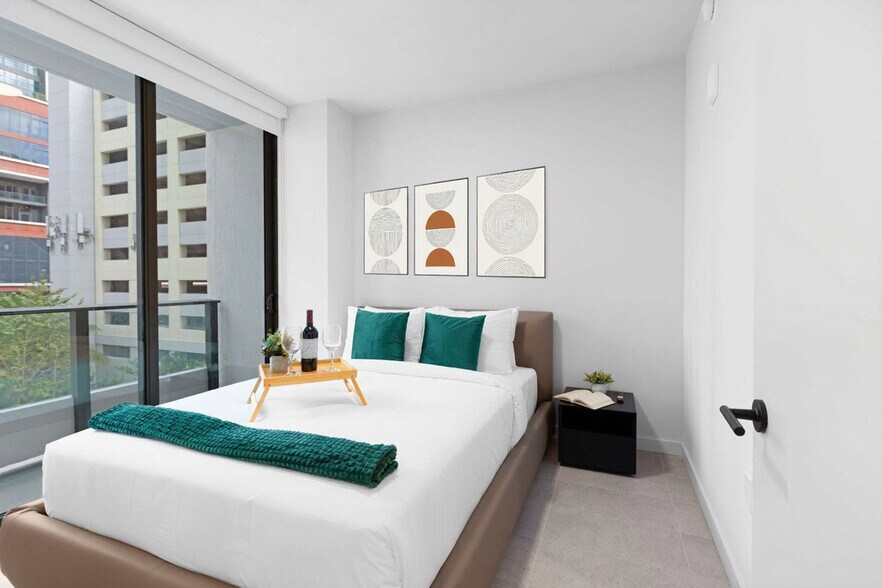 Building Photo - 501 NE 1st Ave