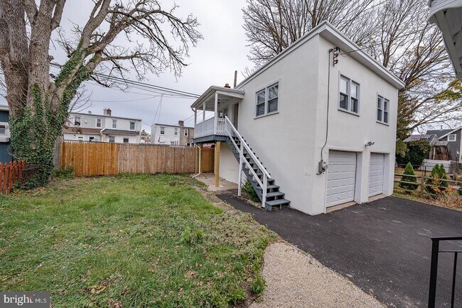 Building Photo - 717 Miller St