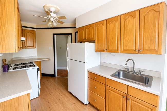 Interior Photo - SHADY DRIVE WEST-- 194