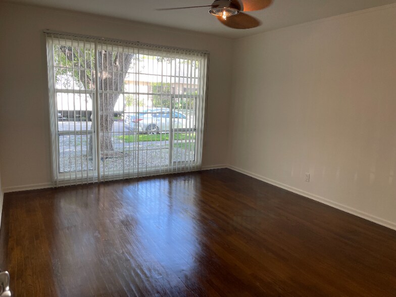 Building Photo - 1122 S Clark Dr