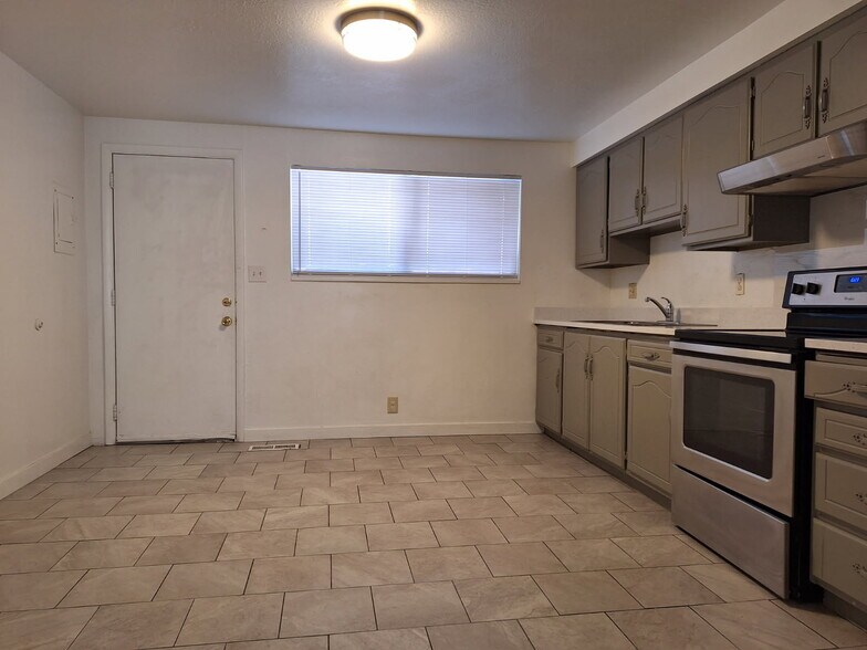 Primary Photo - 1110 S Graff Cir