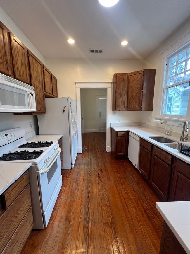 Building Photo - Renovated 3 Bedroom on Broadway!