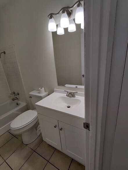 Building Photo - 2615 Demaret Dr