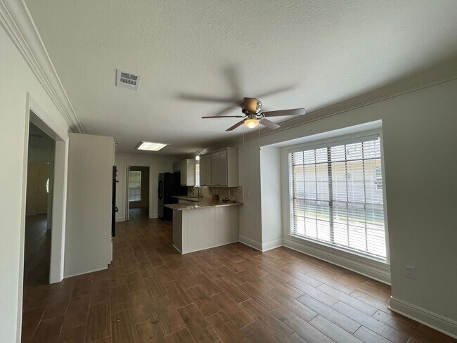 Building Photo - Charming Three Bedroom Home In Shenandoah Neighborhood