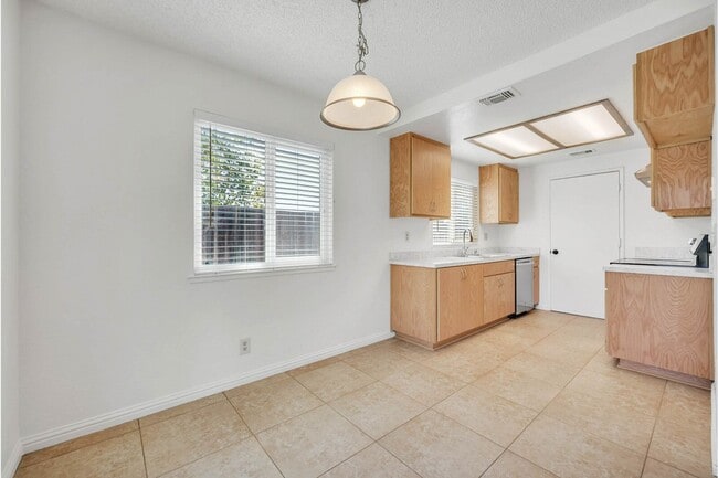 Building Photo - 15 Sunborg Ct