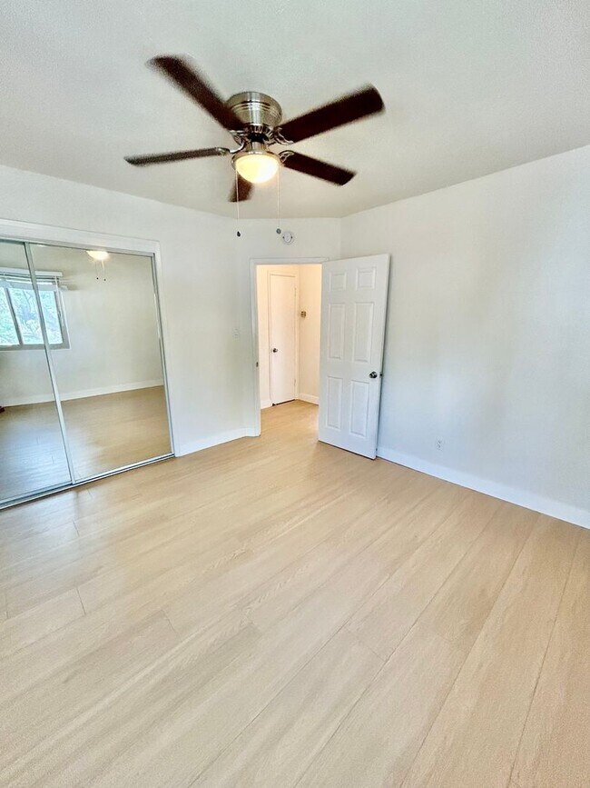 Building Photo - Spacious 2 Bed / 1 Bath Apartment in the Heart of South Park!