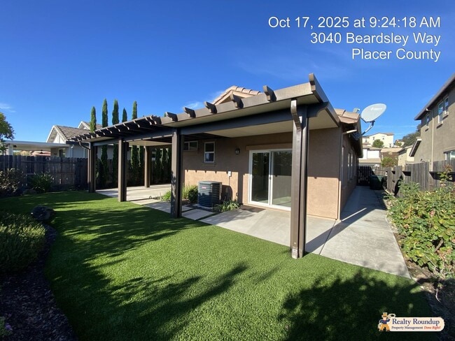 Building Photo - Pristinely Maintained Roseville Home with ...