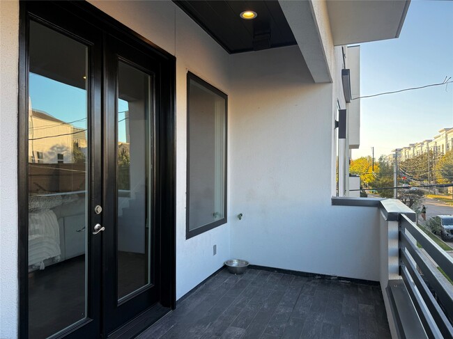 Building Photo - 707 W Clay St