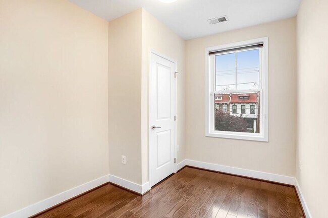 Building Photo - 620 Farragut St NW