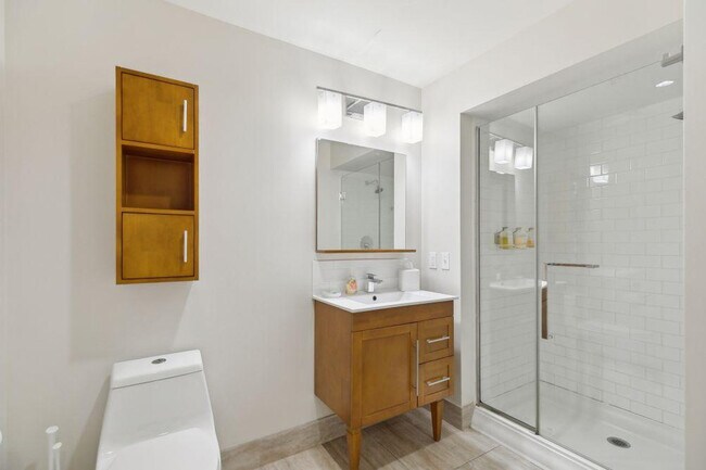 Building Photo - 925 Common St