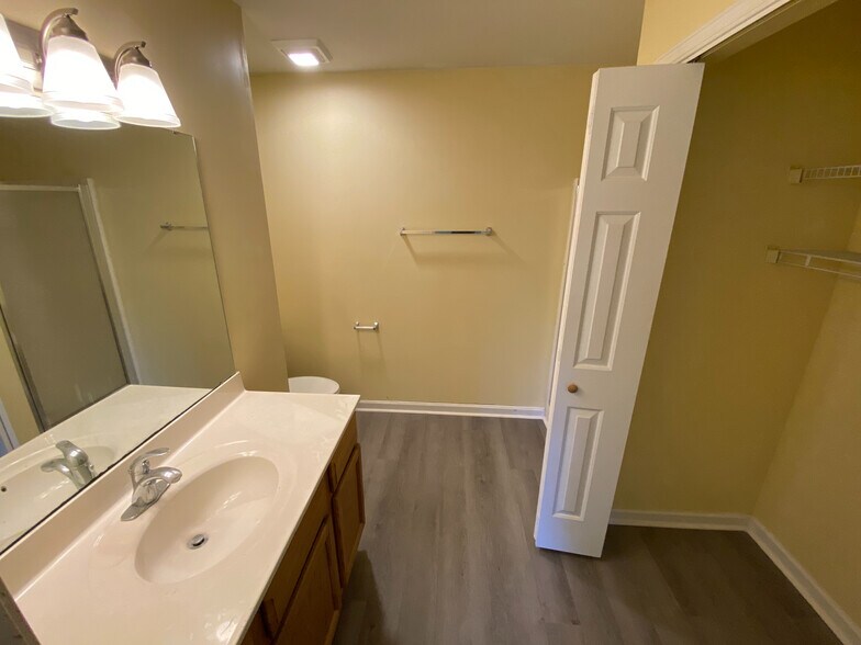 Building Photo - Room in Duplex on Lundy Dr