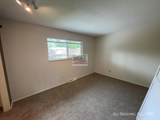 Building Photo - 4715 La Cresta Dr
