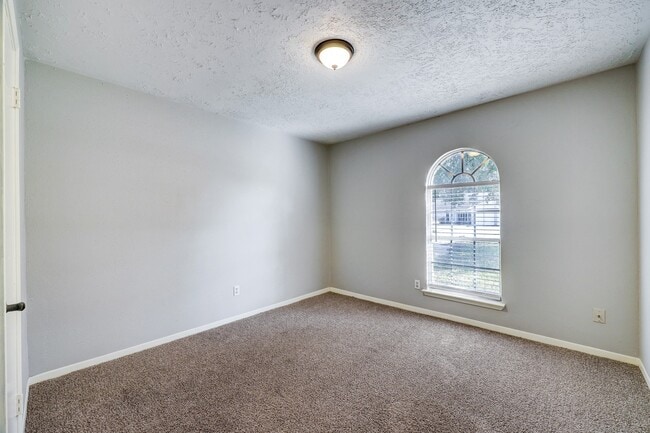 Building Photo - 10102 Crescent Moon Dr