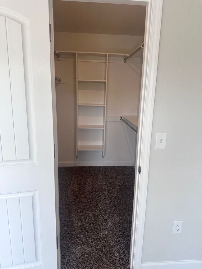 Building Photo - 3 Bed | 2.5 Bath | 2 Car Garage Townhome in Grain Valley w/ Special