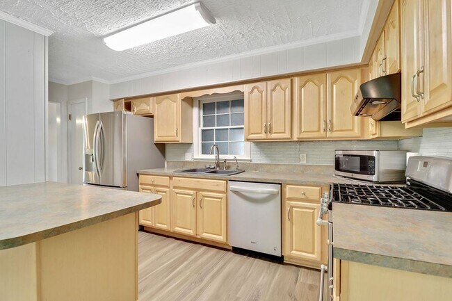 Building Photo - 212 Pinewood Dr