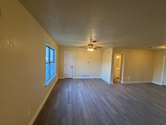 Building Photo - 903 Curry Ave