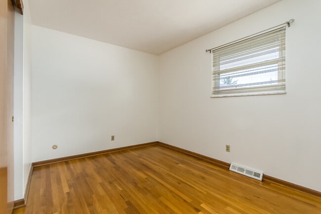 Building Photo - 5046 Heathmoor Dr
