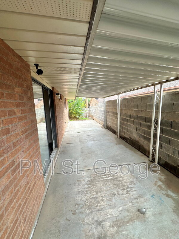 Building Photo - 460 S Main St