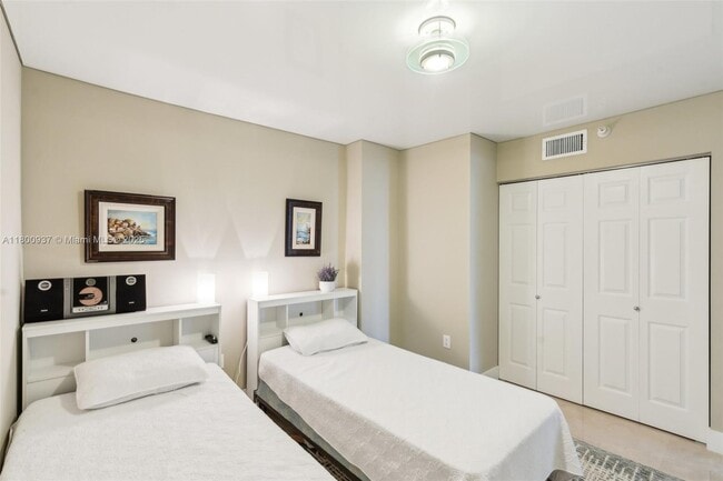 Building Photo - 16711 Collins Ave
