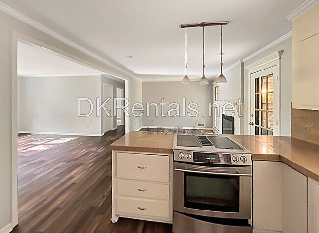 Building Photo - 1580 Bainbridge Ln