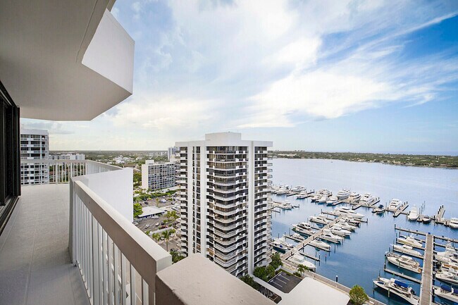 Building Photo - 155 Lakeshore Dr