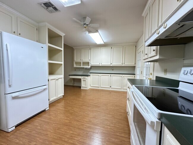 Building Photo - 521 N French Quarter Dr