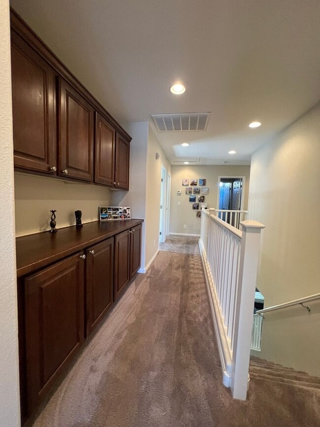 Building Photo - ABSOLUTELY AMAZING! Large 4 bedroom 2 stor...
