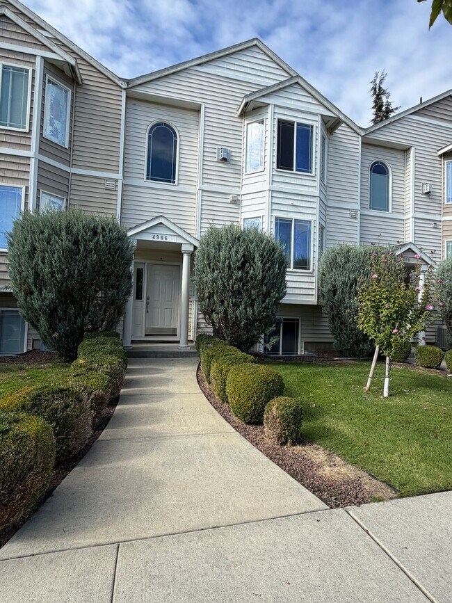 Primary Photo - 2 Bedroom 2.5 bath townhouse w/ bonus room & Garage in Pasco