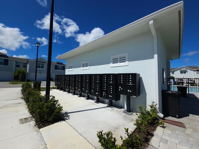 Building Photo - 5731 SE Edgewater Cir