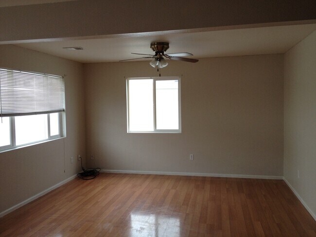 Building Photo - 3 BEDROOM, 2.5 BATH TOWNHOUSE WITH 2 CAR ATTACHED GARAGE