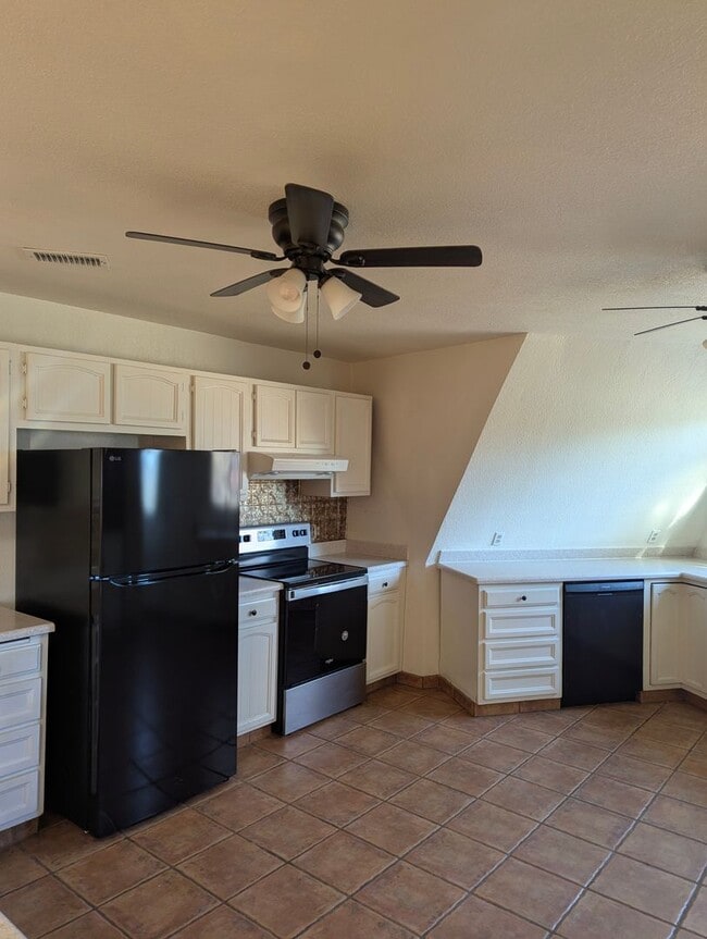 Building Photo - Spacious 2 story home located in West Golden Hills