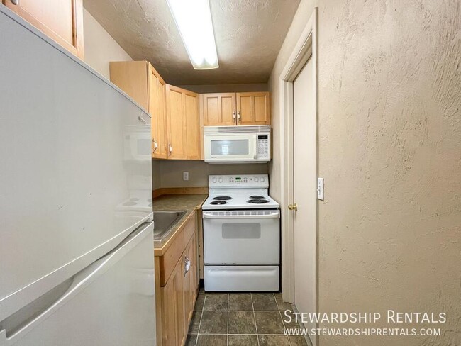 Building Photo - Perfect for college students! Close to campus