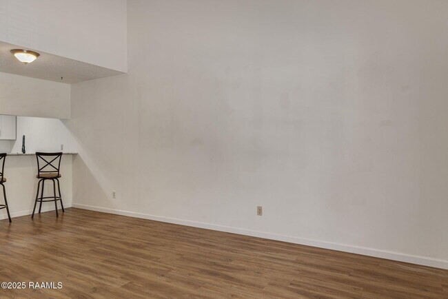 Building Photo - 300 Lozes Ave