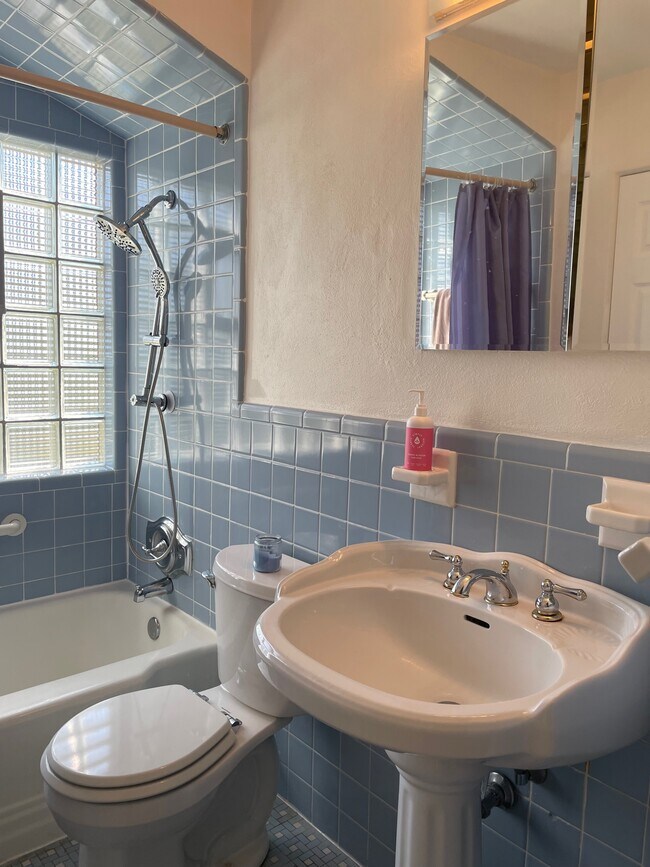 Full bath with tub/shower and linen closet - 9404 High Hill Ct