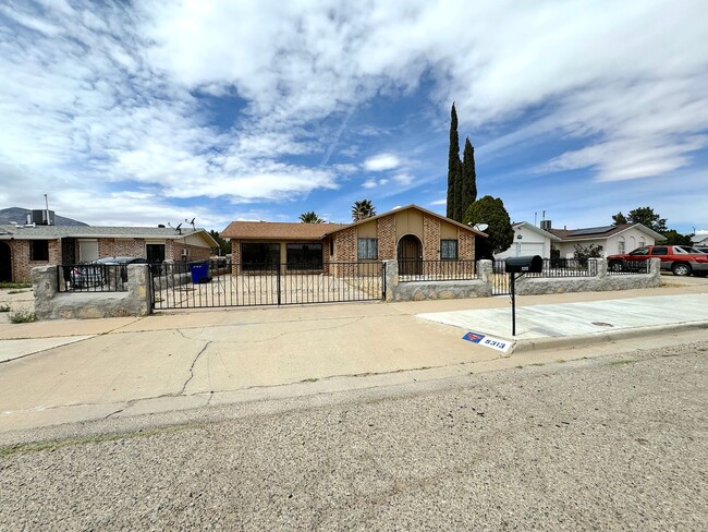 Northeast El Paso 3 Bed Refrig A/C with Pool! - 5313 Plainview Dr El ...